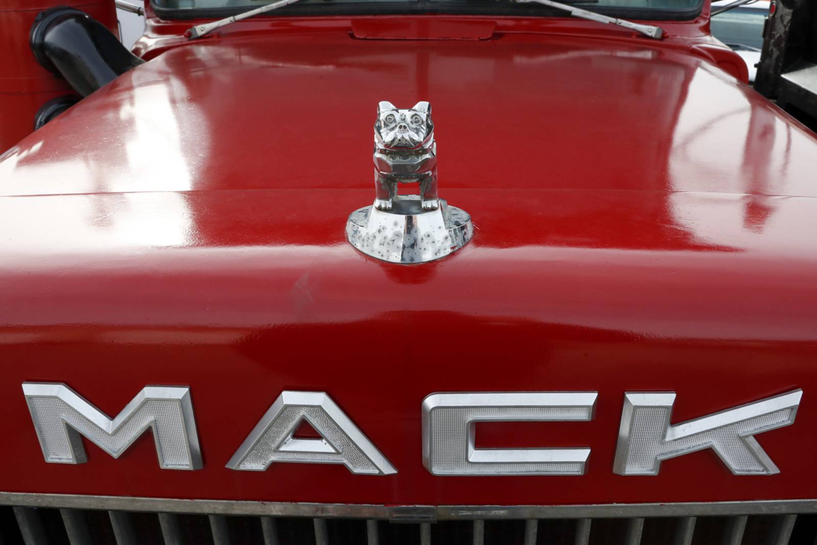 UAW reaches tentative contract agreement with Mack Trucks 9&10 News